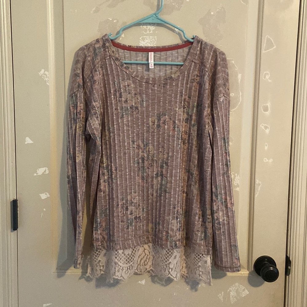 COPY - long sleeved floral lacy tshirt